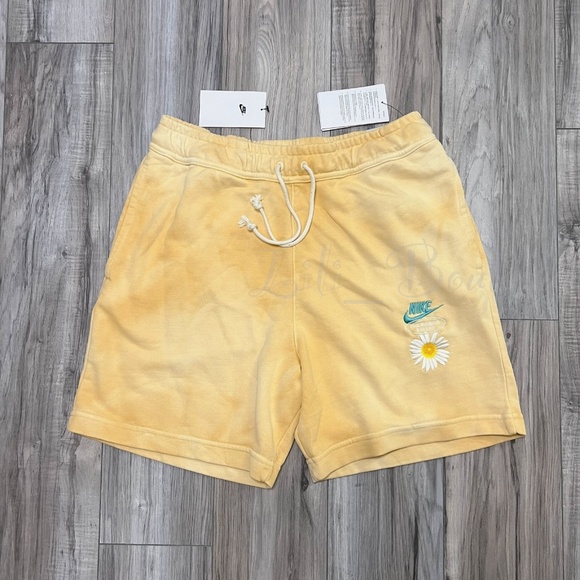 Nike Sportswear Men's French Terry Shorts DM5016-777 Sanded Gold NWT Size M - Picture 1 of 12